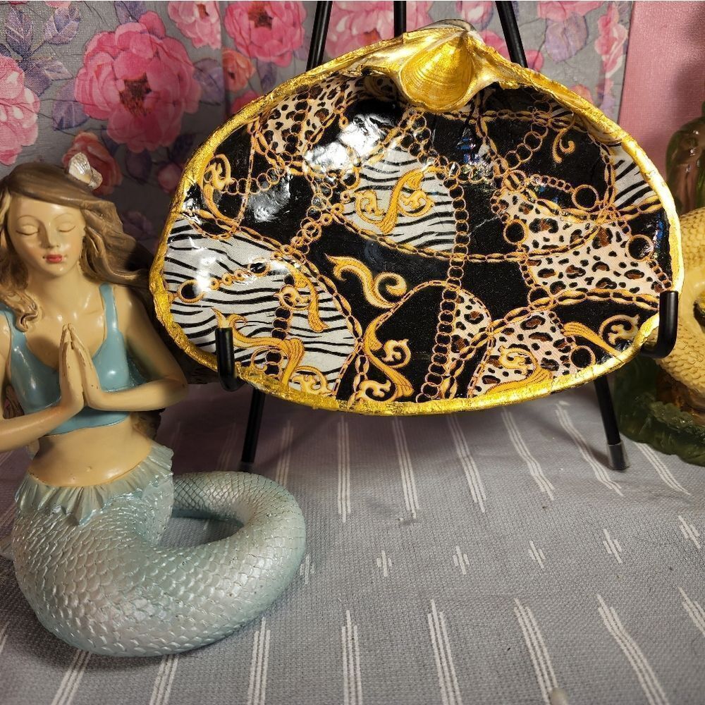Decoupage clam shell  